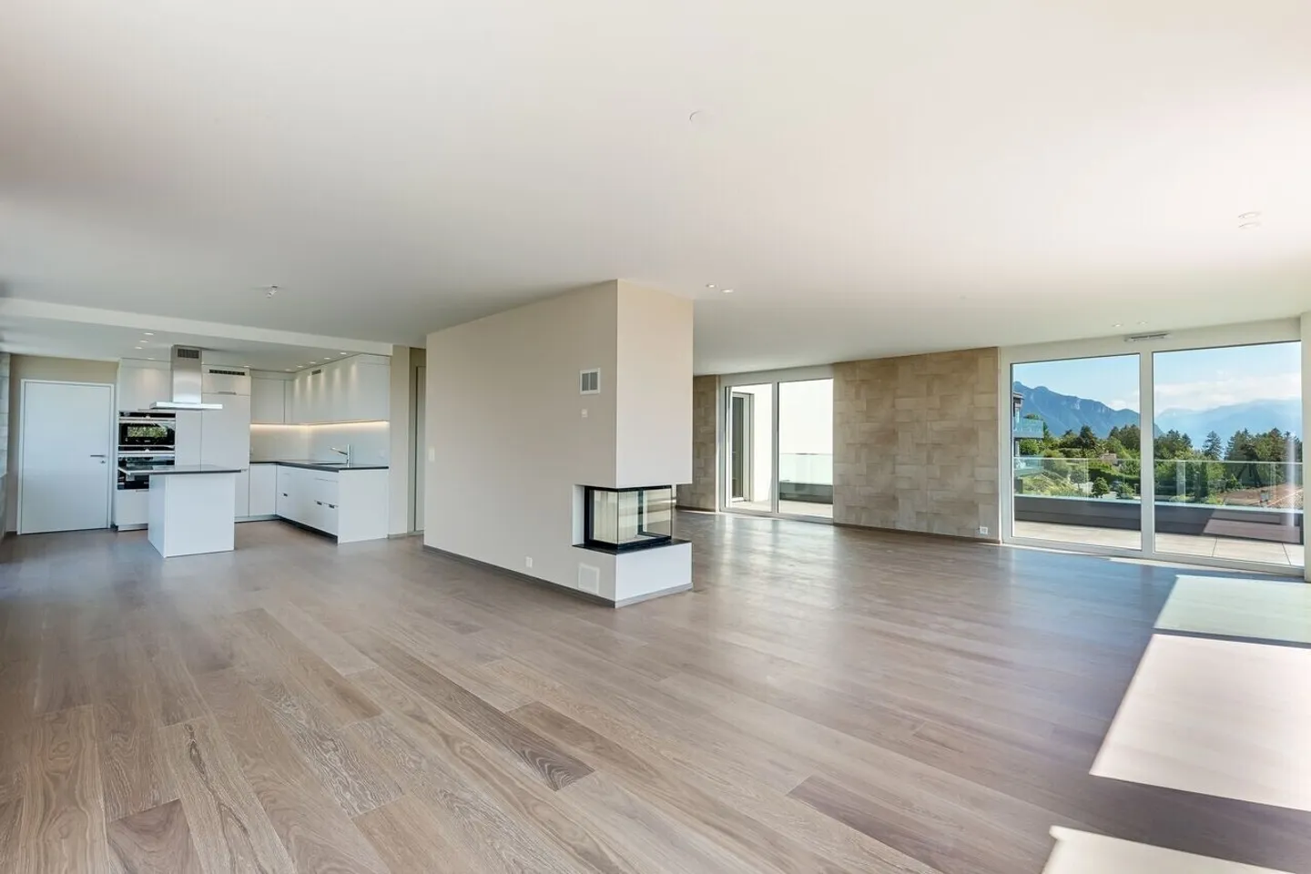 Stunning new penthouse with panoramic view - Photo 9 of 13