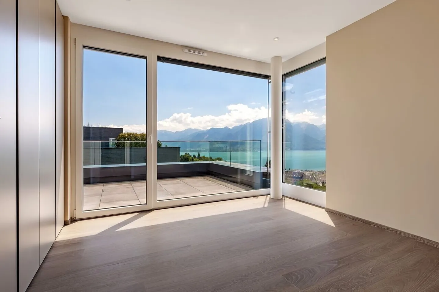 Stunning new penthouse with panoramic view - Photo 10 of 13