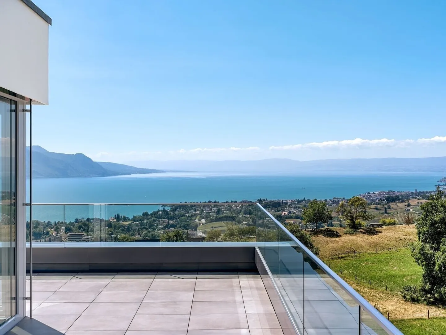 Stunning new penthouse with panoramic view - Photo 11 of 13