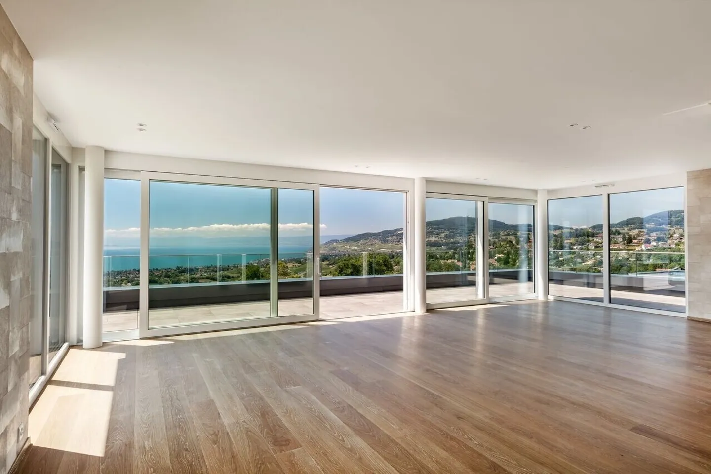 Stunning new penthouse with panoramic view - Photo 12 of 13