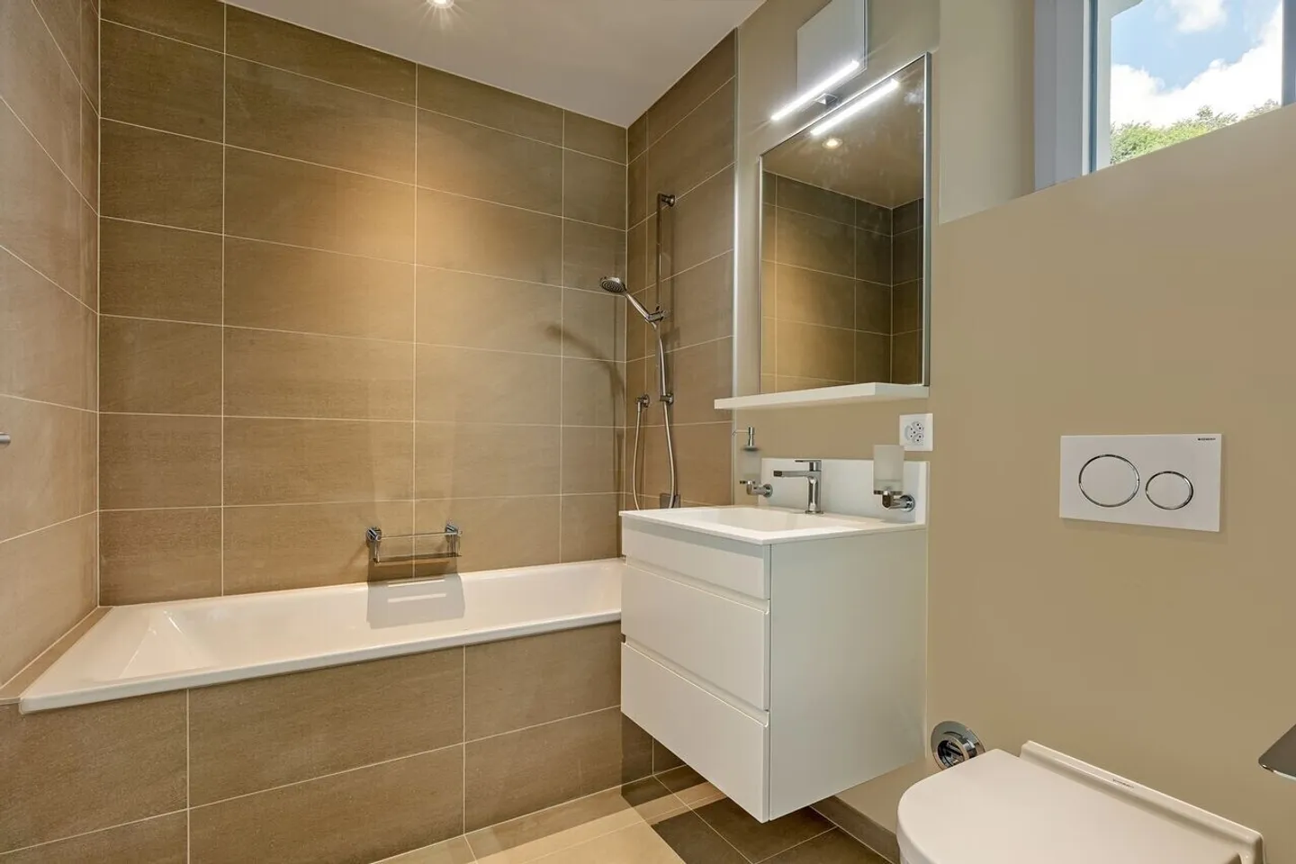 Stunning new penthouse with panoramic view - Photo 13 of 13
