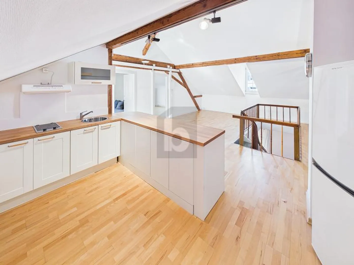 Loft Incantevole con Accenti in Legno - Foto 3 di 6