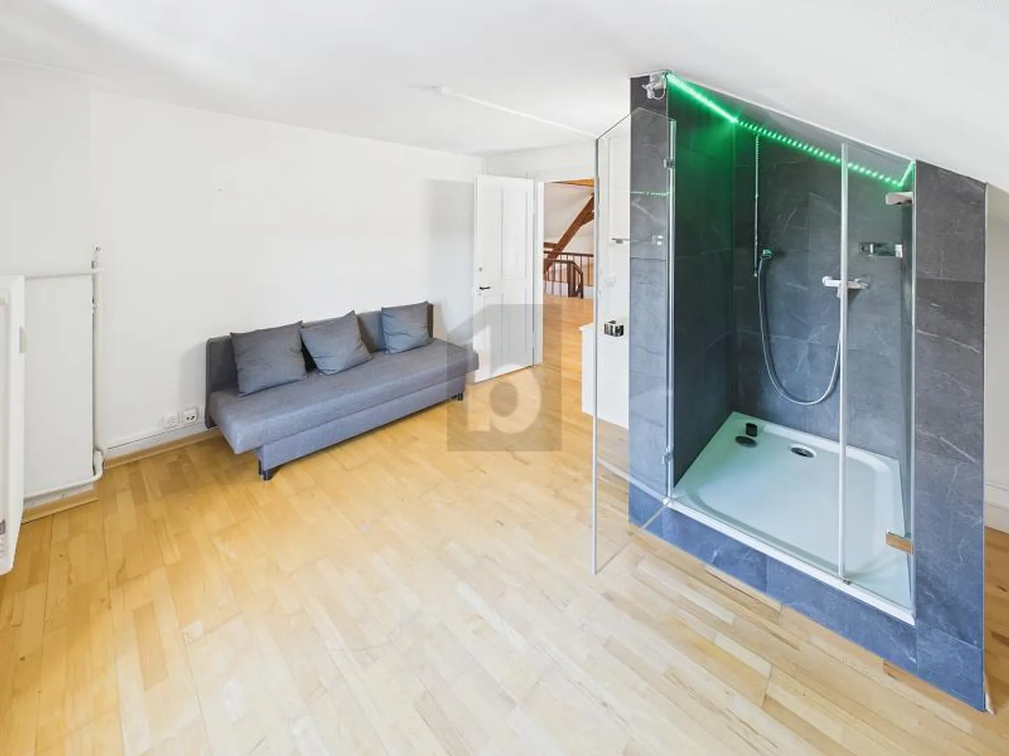 Loft Incantevole con Accenti in Legno - Foto 4 di 6