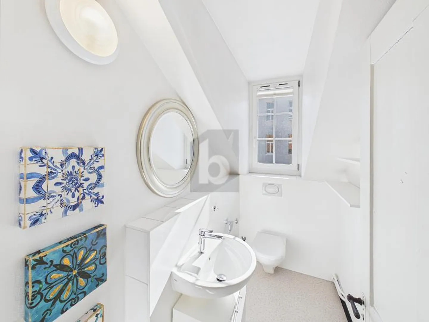 Loft Incantevole con Accenti in Legno - Foto 5 di 6