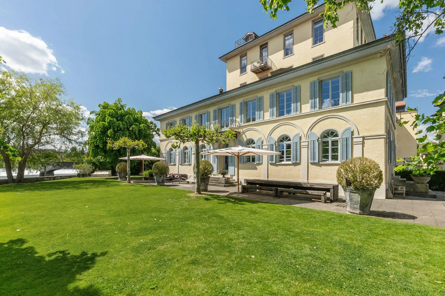 Vivere maestoso vicino all'acqua: villa di fabbricante completamente ristrutturata - Foto 1 di 5