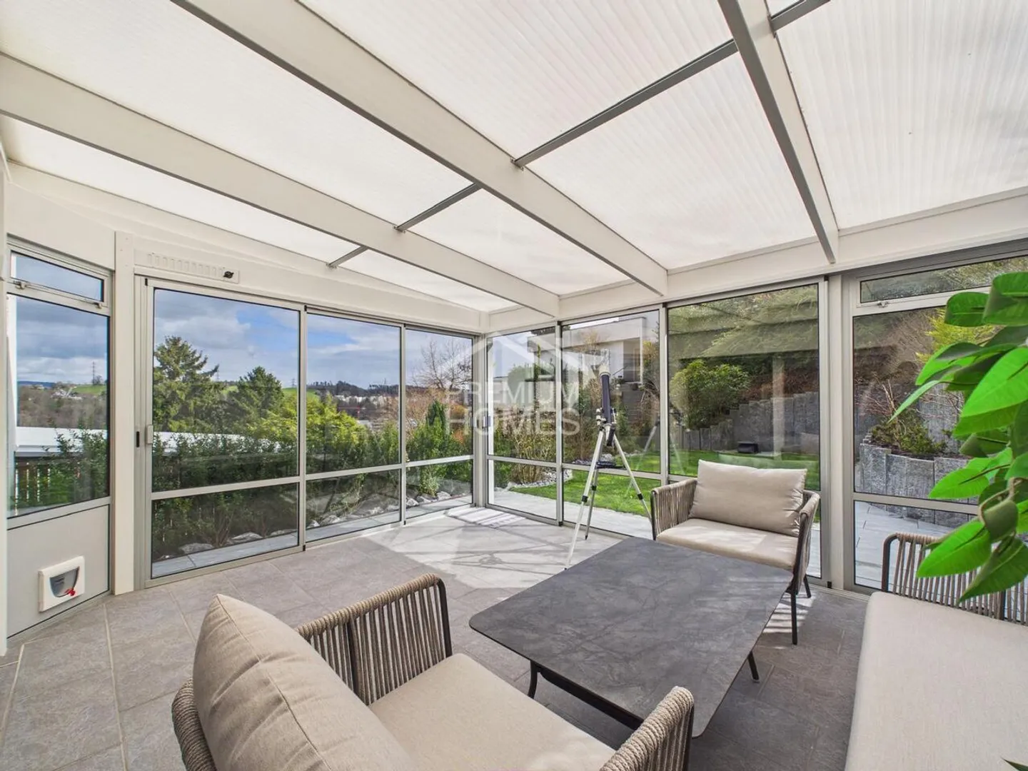 Modernes Familienhaus mit Alpenblick - Foto 1 von 13