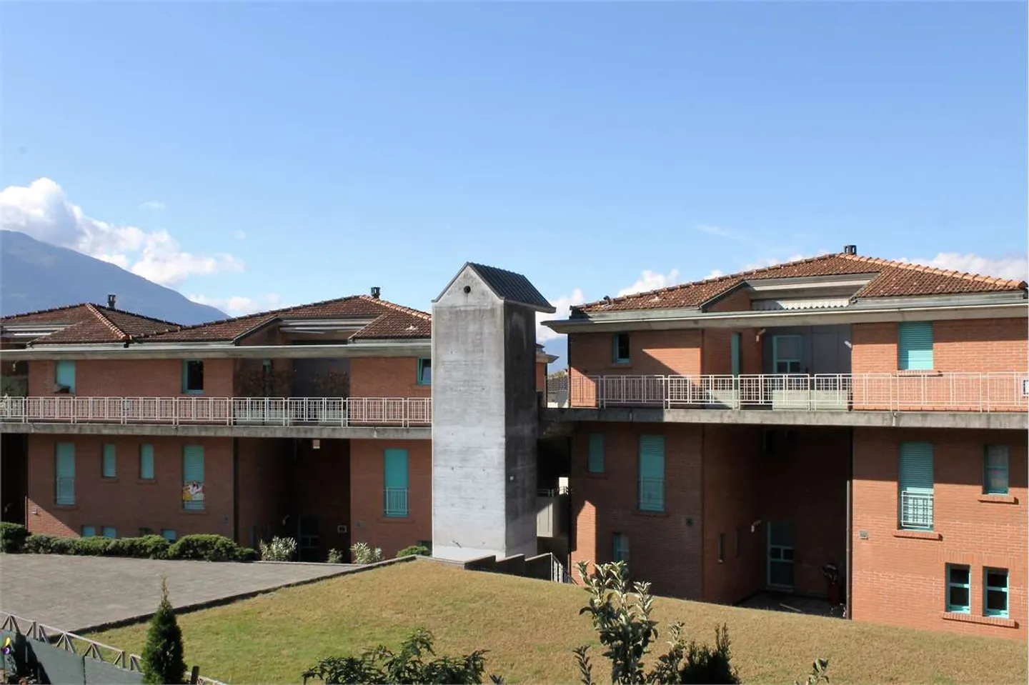 Duplex apartment with 4.5 rooms in Tenero - Photo 7 of 8