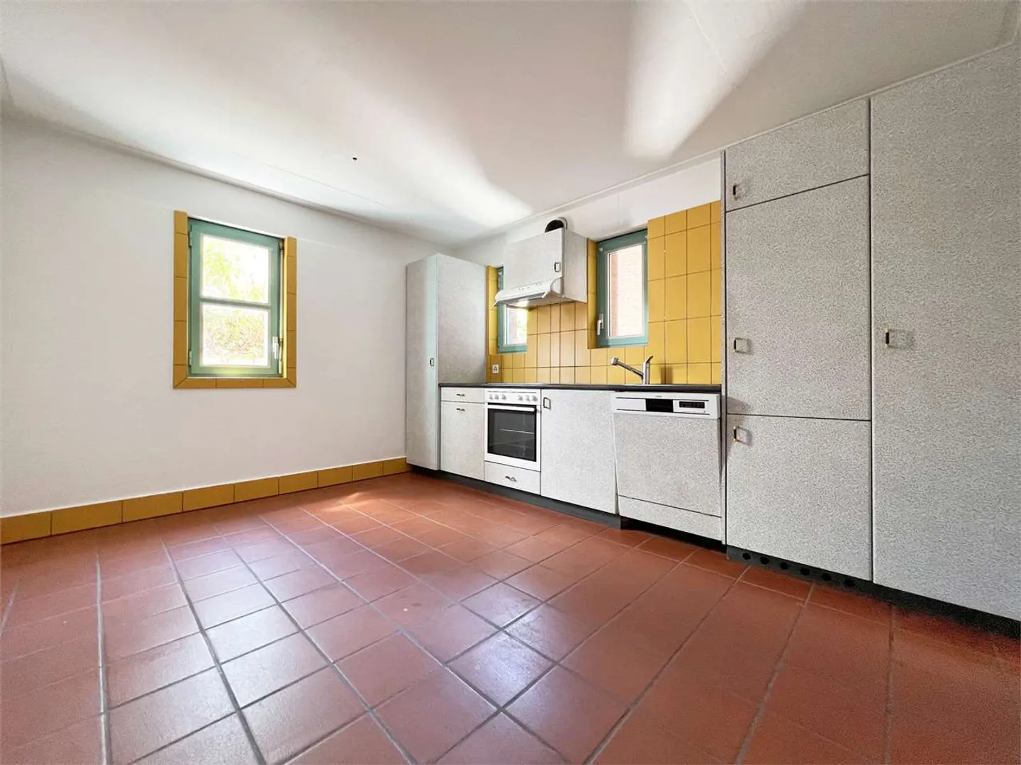 Duplex apartment with 4.5 rooms in Tenero - Photo 2 of 8