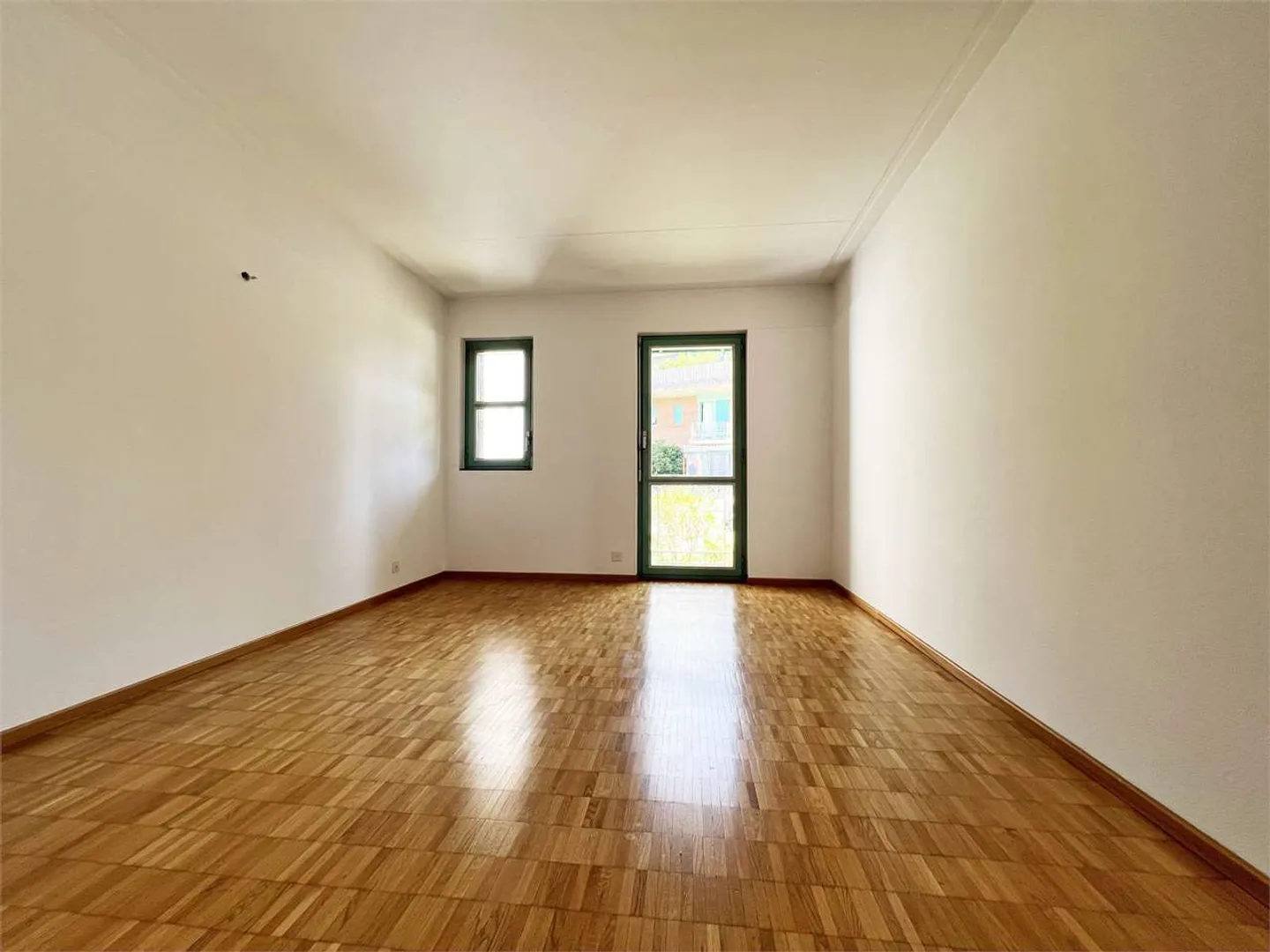 Duplex apartment with 4.5 rooms in Tenero - Photo 3 of 8