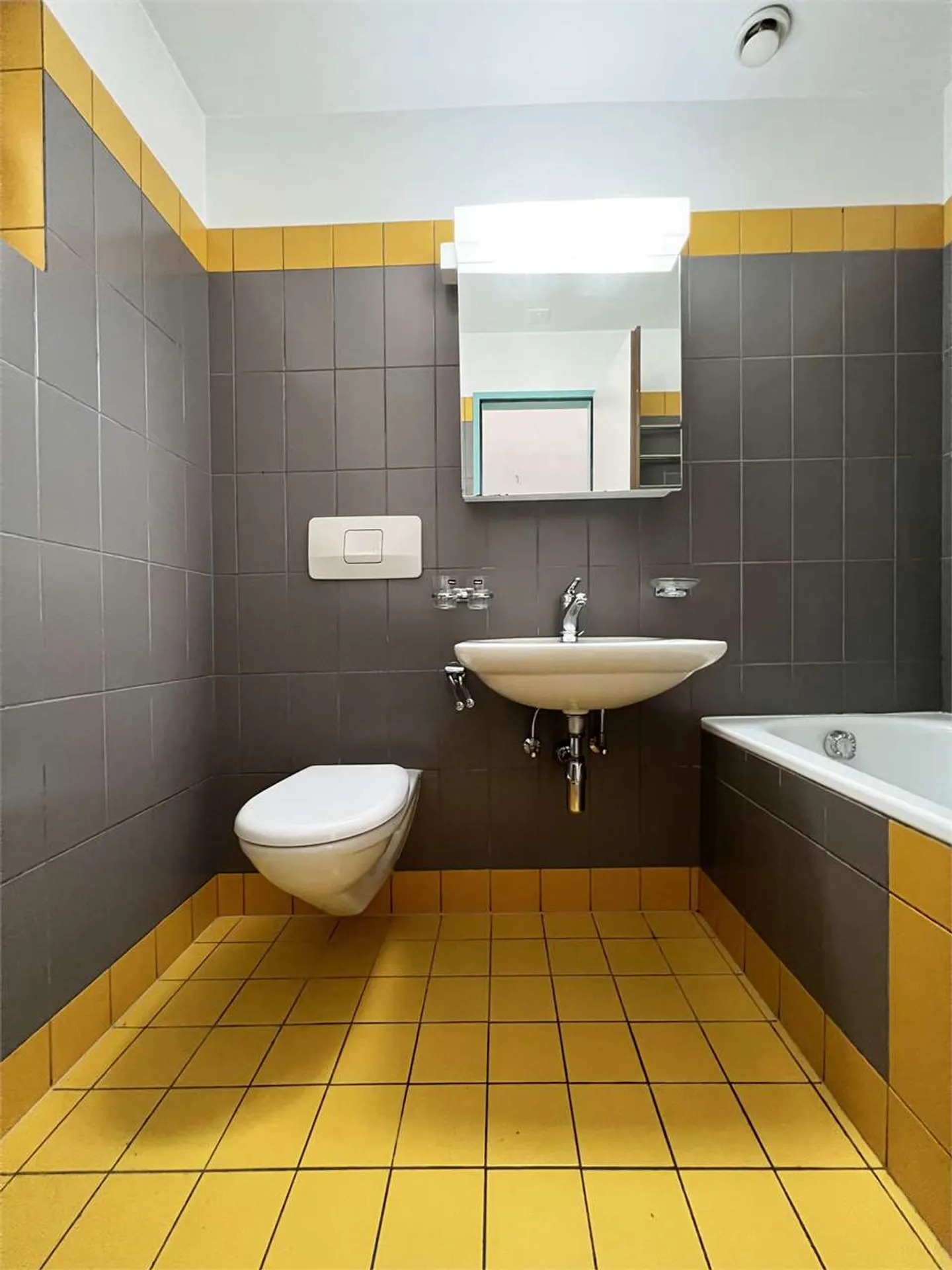 Duplex apartment with 4.5 rooms in Tenero - Photo 5 of 8