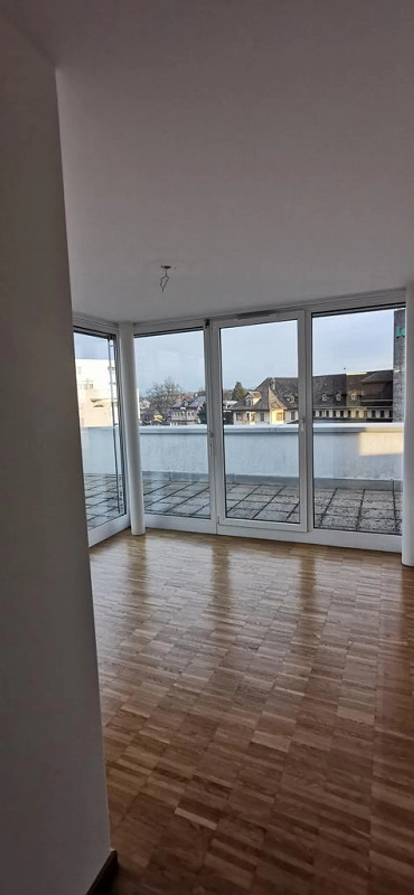 Appartement en attique de 3,5 pièces avec terrasse spacieuse - Photo 7 sur 7