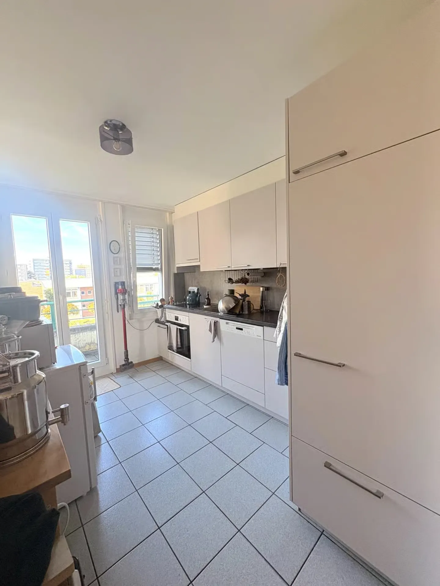 Large 4-room apartment for rent - Photo 2 of 4
