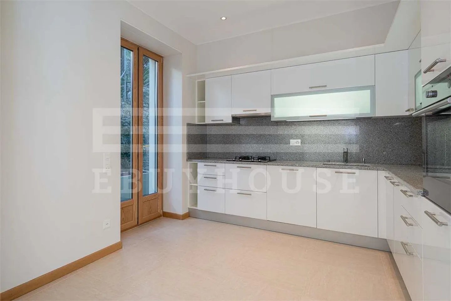 APPARTEMENT PRESTIGIEUX AVEC JARDIN PRIVÉ À CASSARATE - Photo 6 sur 13