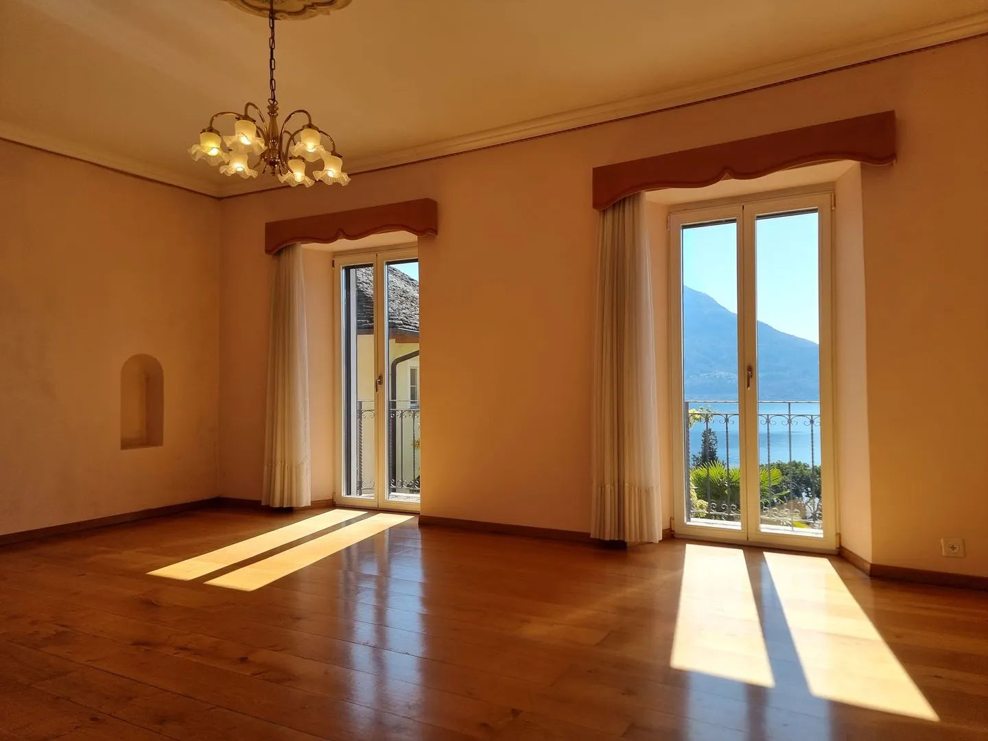 “La Graziosa” Ticino elegance, blooming garden and the blue of the lake, as far as the eye can see - Photo 5 of 14