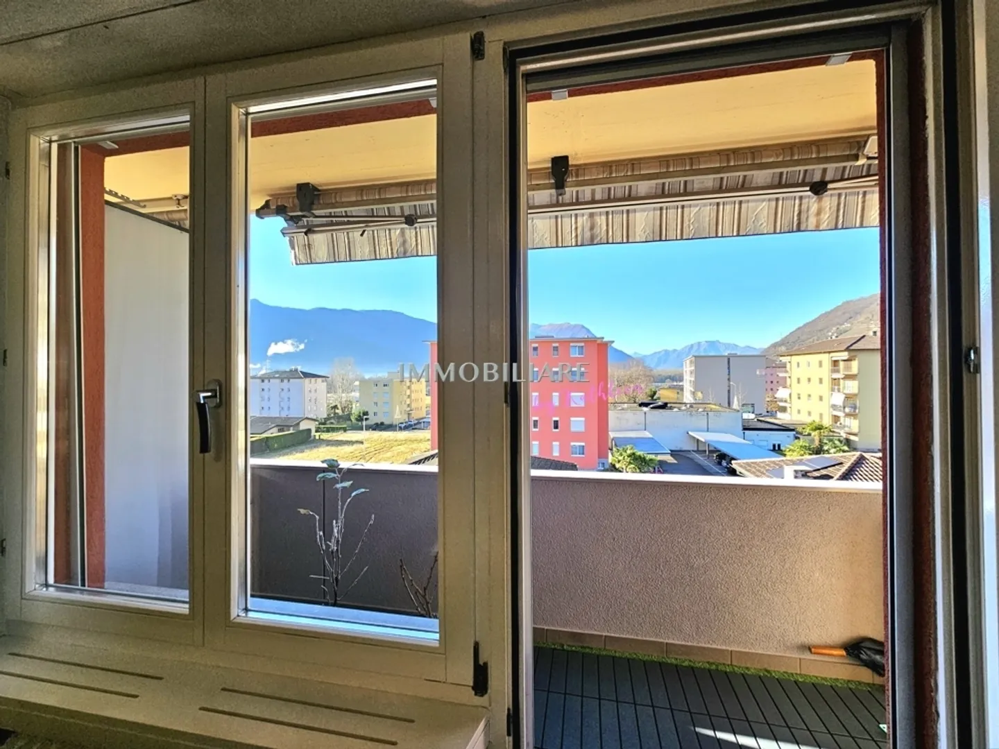 Bright apartment with open view, in a quiet area and low expenses - Photo 5 of 13