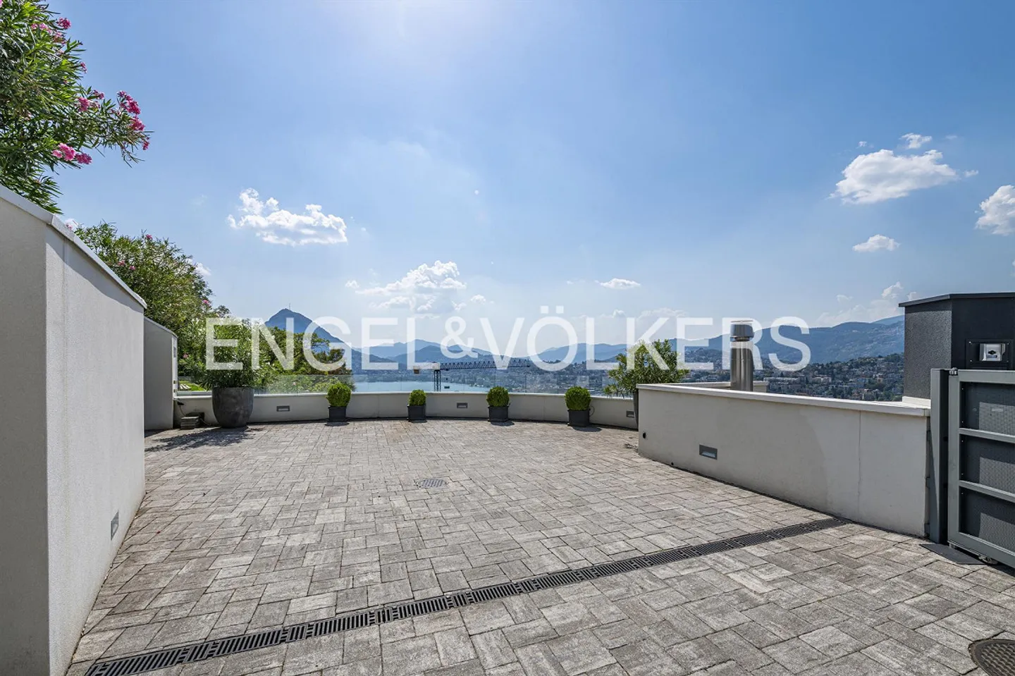 Villa soleggiata con piscina - Foto 2 di 13