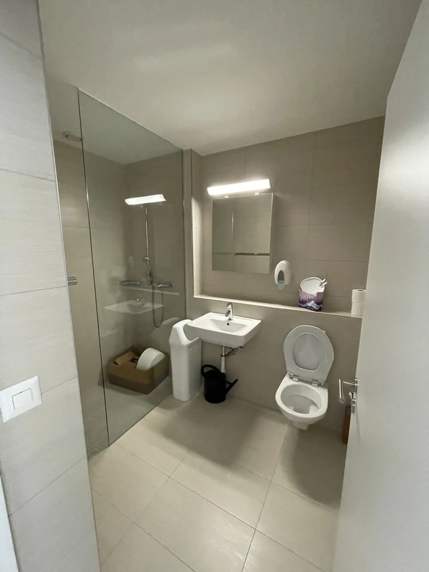 Spazio per le tue idee - Ufficio spazioso di 110m2 con magazzino nel seminterrato - Foto 4 di 4