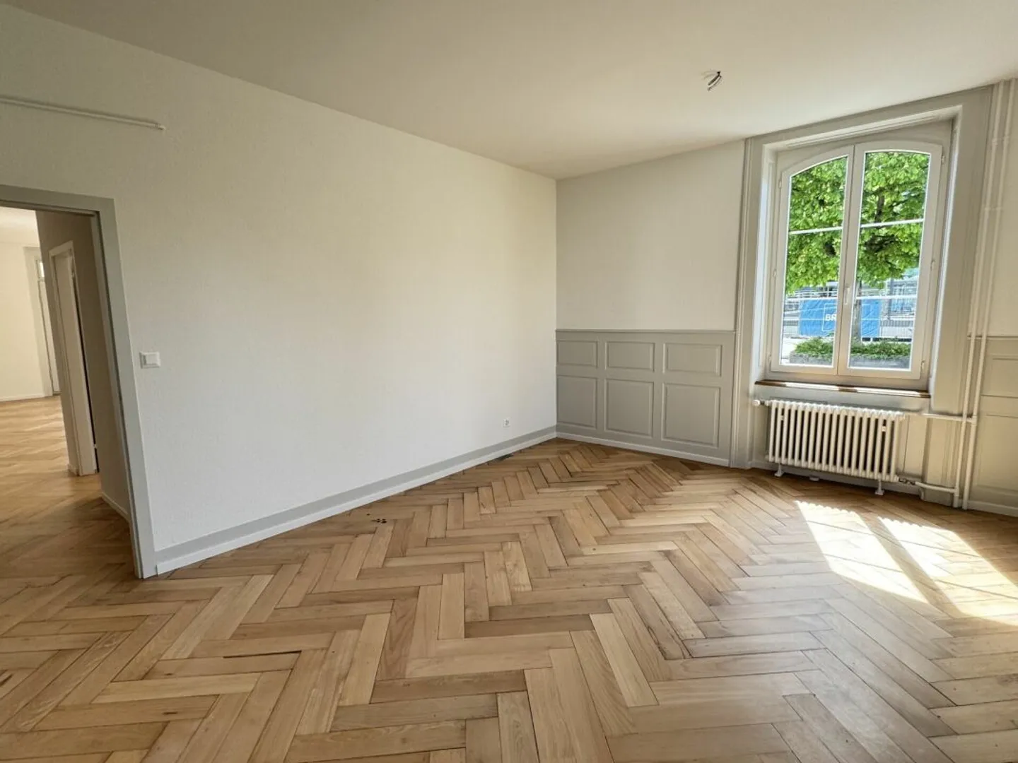 First-class commercial space in prime location - Photo 4 of 9