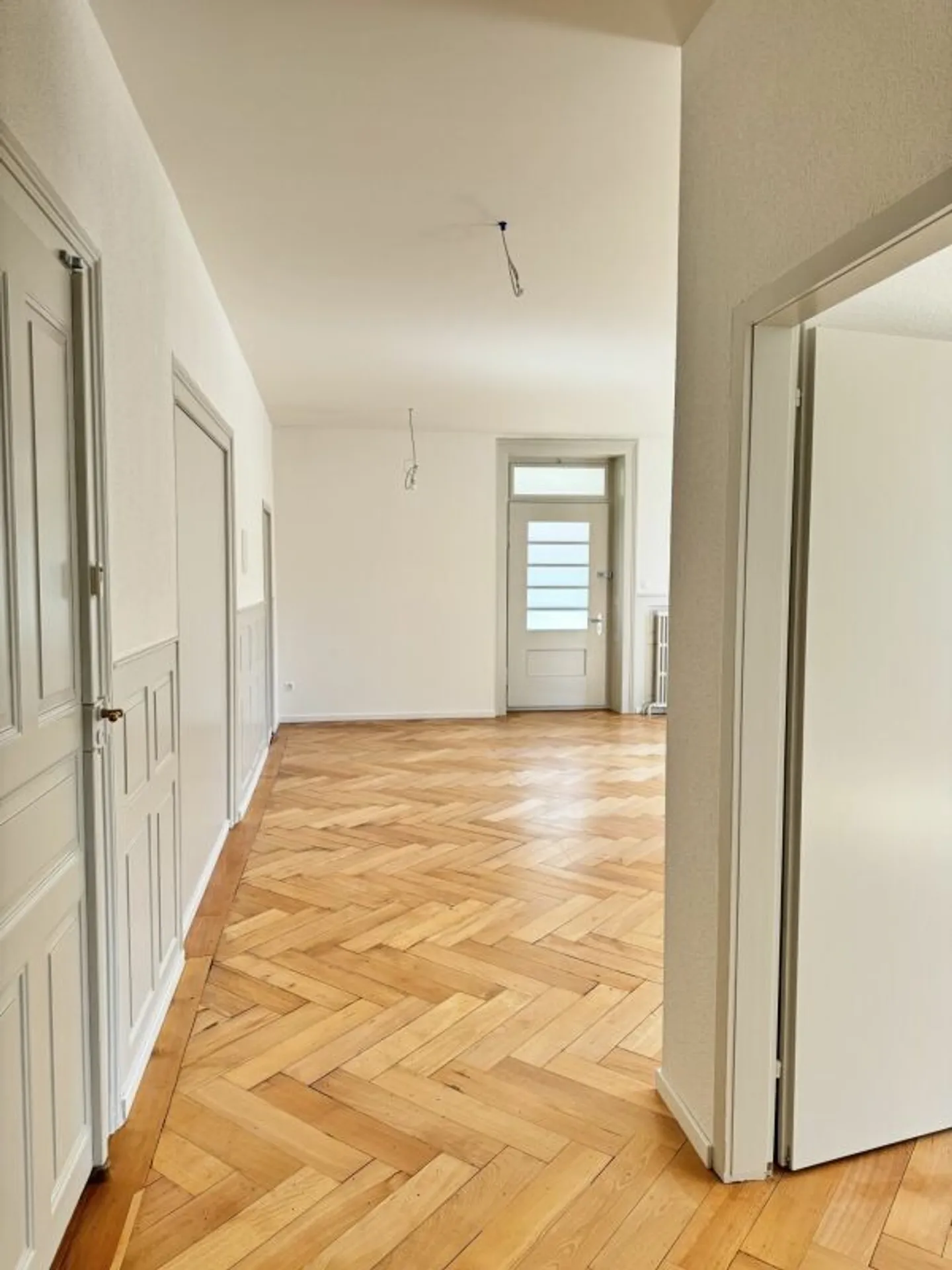 First-class commercial space in prime location - Photo 6 of 9