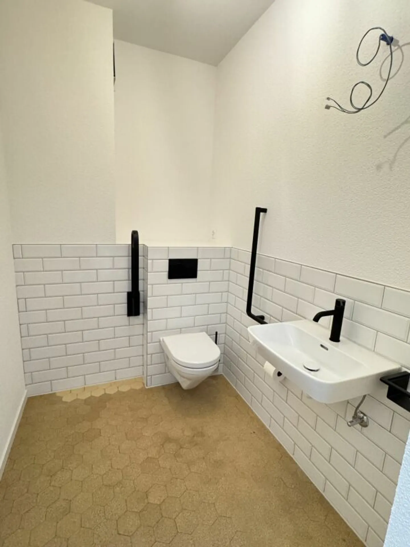 First-class commercial space in prime location - Photo 7 of 9
