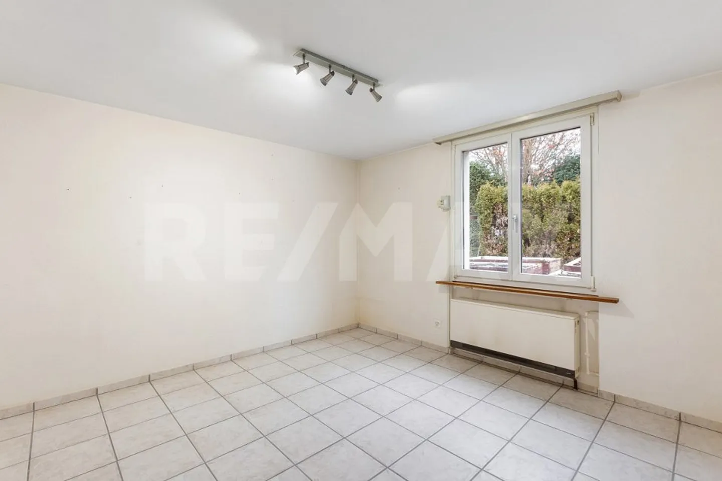 Maison semi-détachée de 5 pièces avec potentiel d'aménagement dans un quartier résidentiel calme et prisé - Photo 9 sur 13