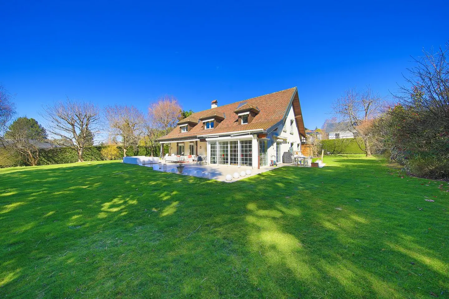 Magnificent individual villa in a residential area - Photo 2 of 13