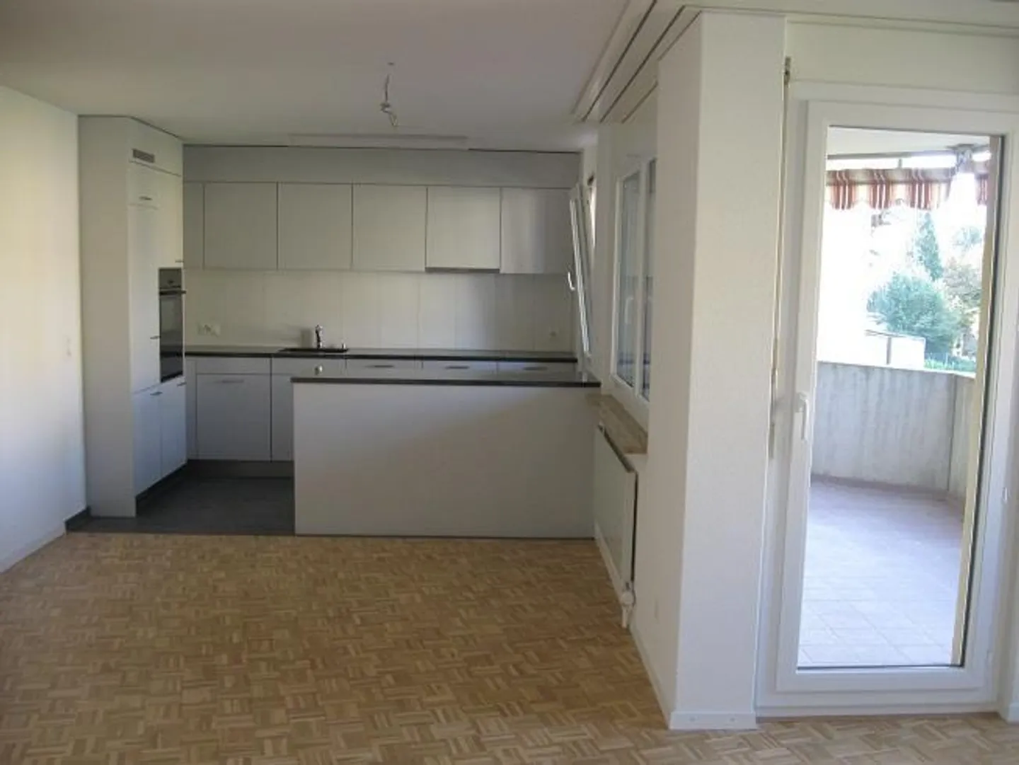 Balcone con sole serale, cucina moderna aperta sul soggiorno - Foto 5 di 9