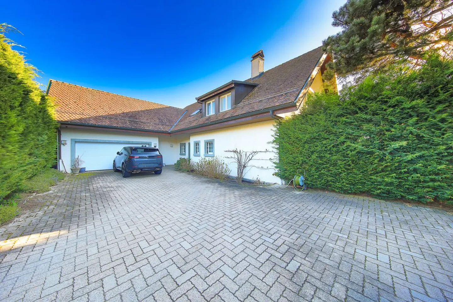 Magnificent individual villa in a residential area - Photo 3 of 13