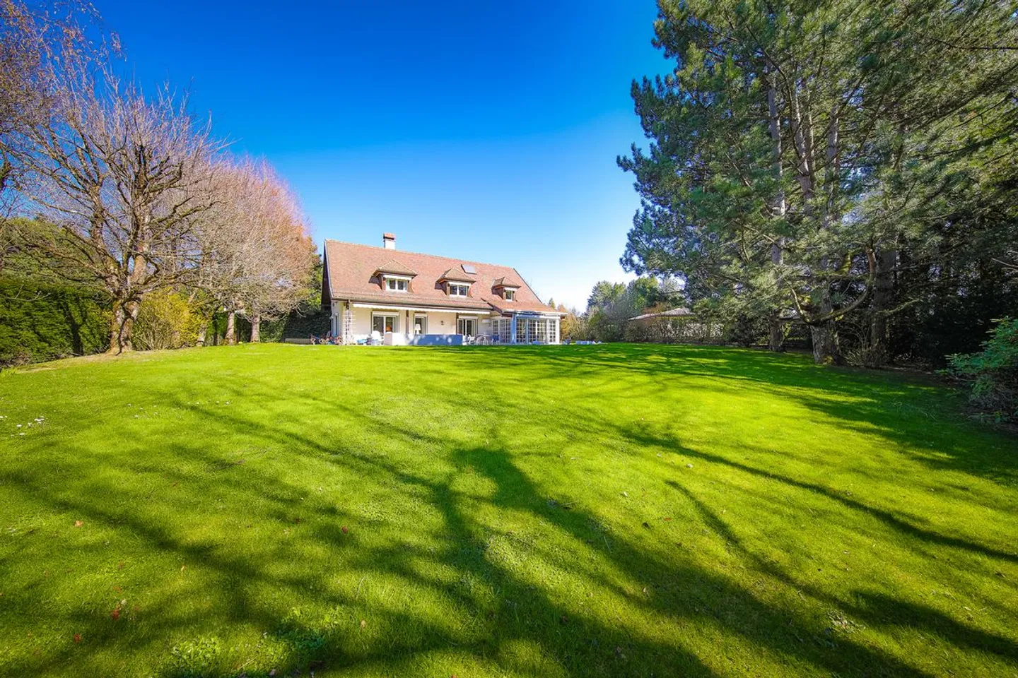 Magnificent individual villa in a residential area - Photo 1 of 13