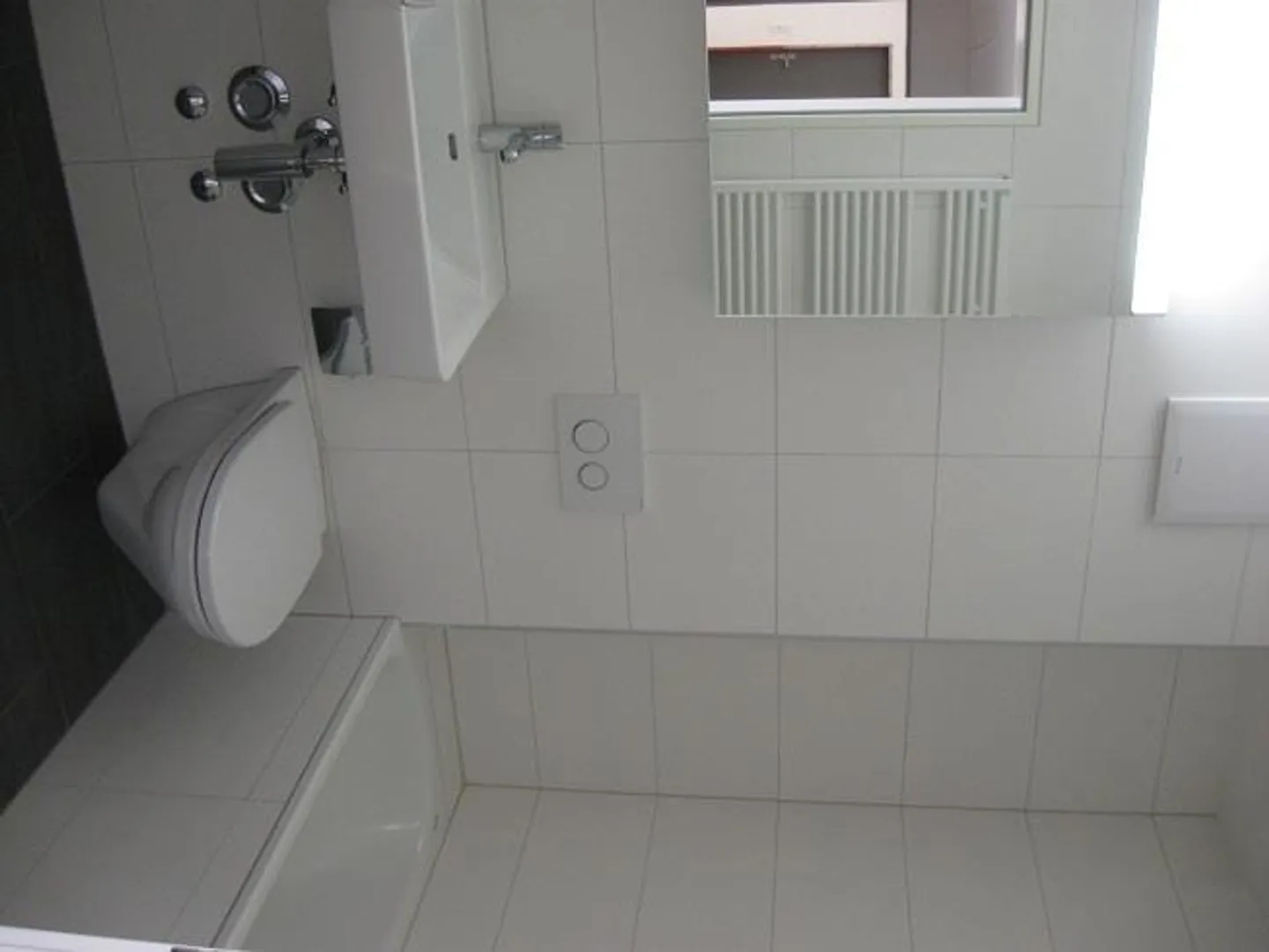 Balcone con sole serale, cucina moderna aperta sul soggiorno - Foto 7 di 9