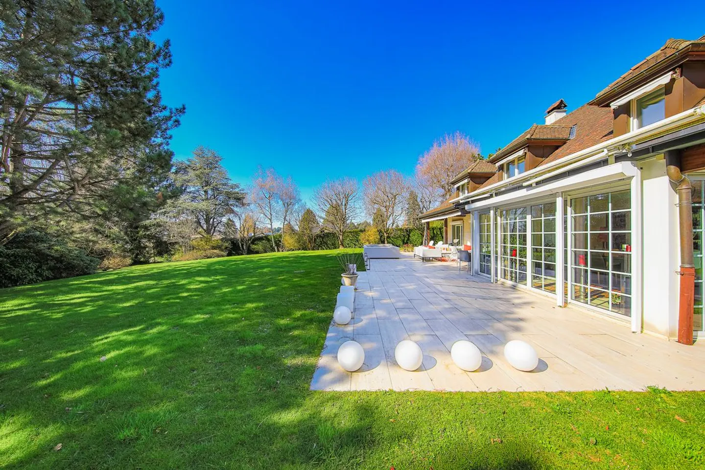 Magnificent individual villa in a residential area - Photo 5 of 13