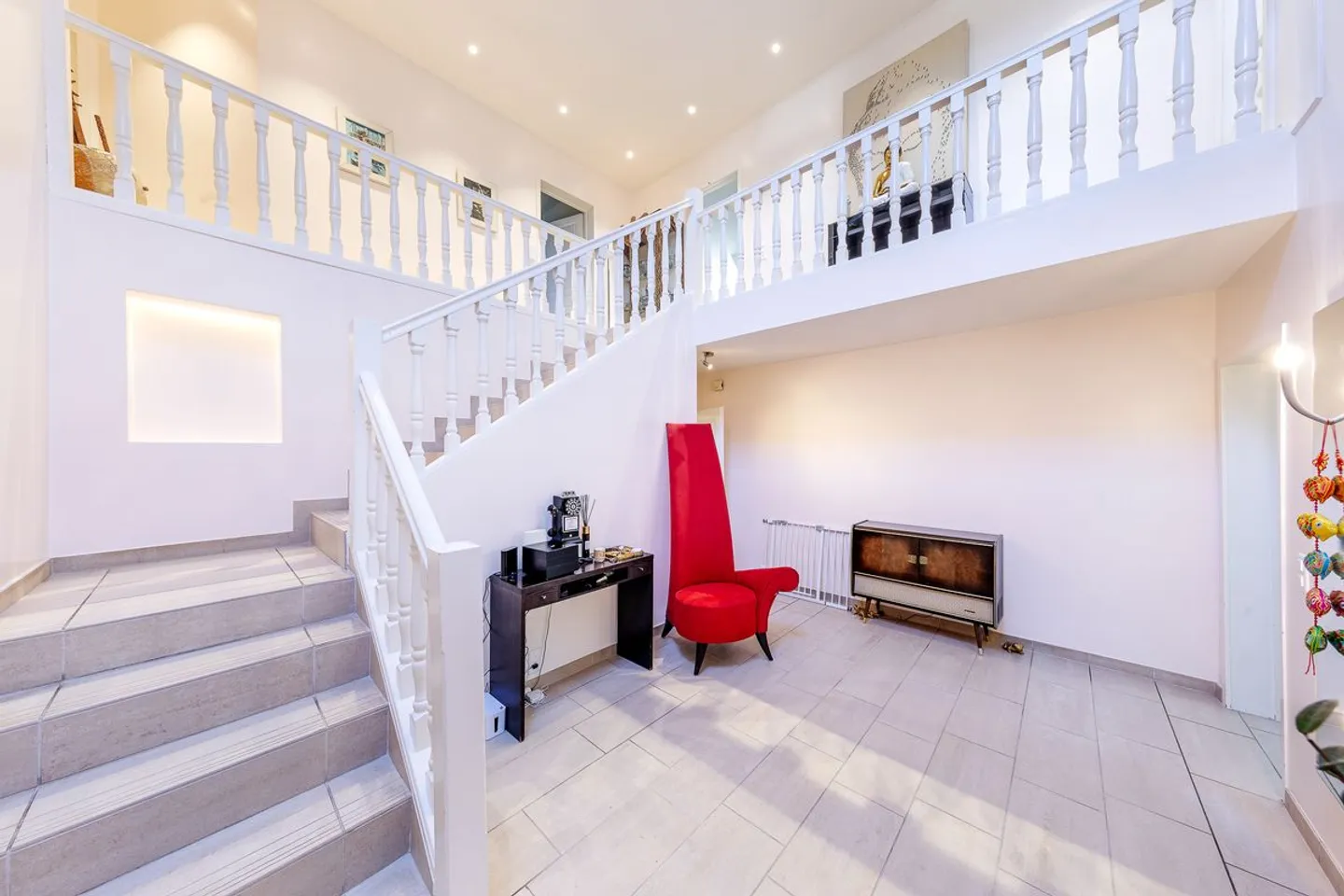 Magnificent individual villa in a residential area - Photo 11 of 13