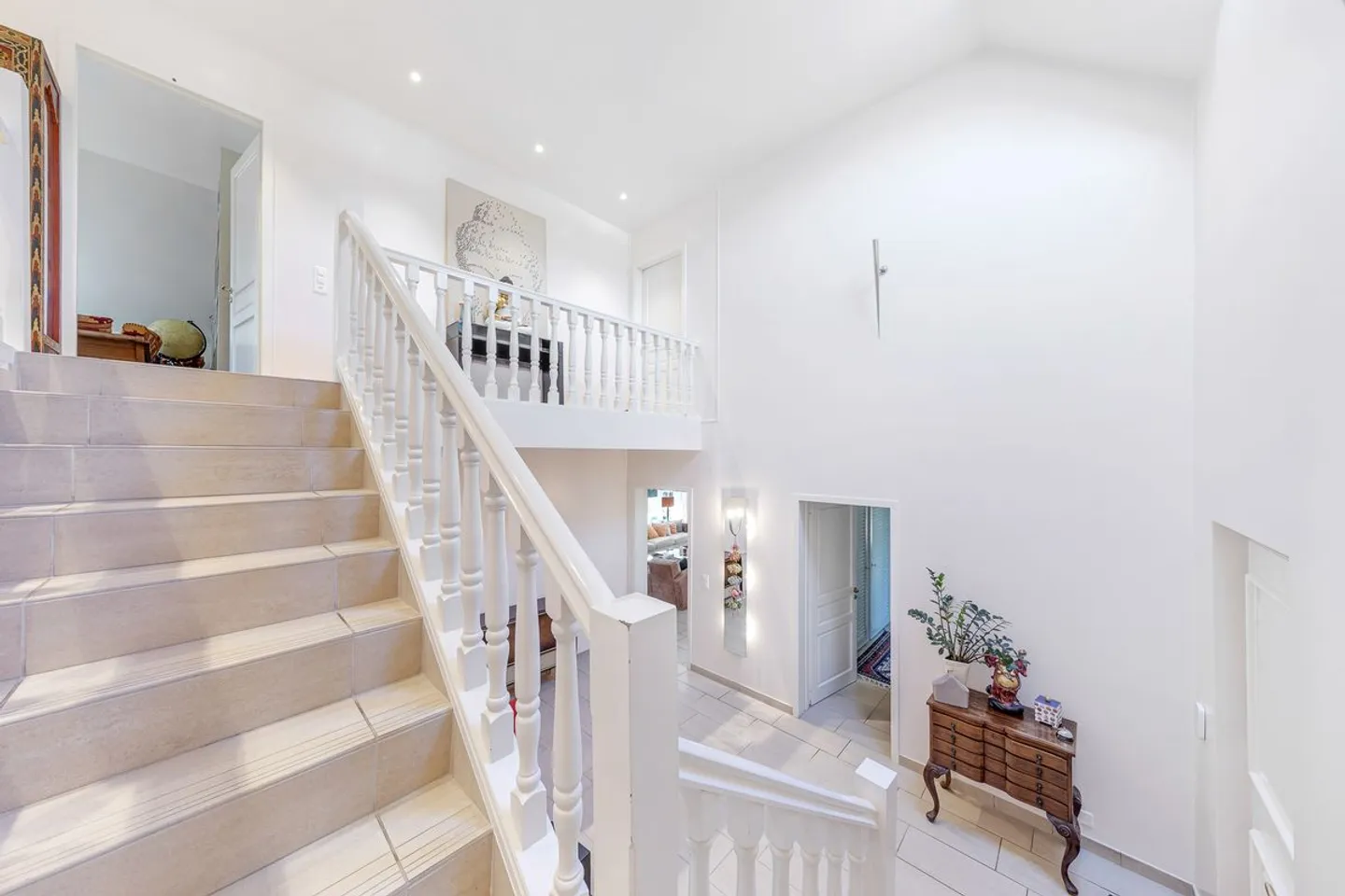 Magnificent individual villa in a residential area - Photo 12 of 13