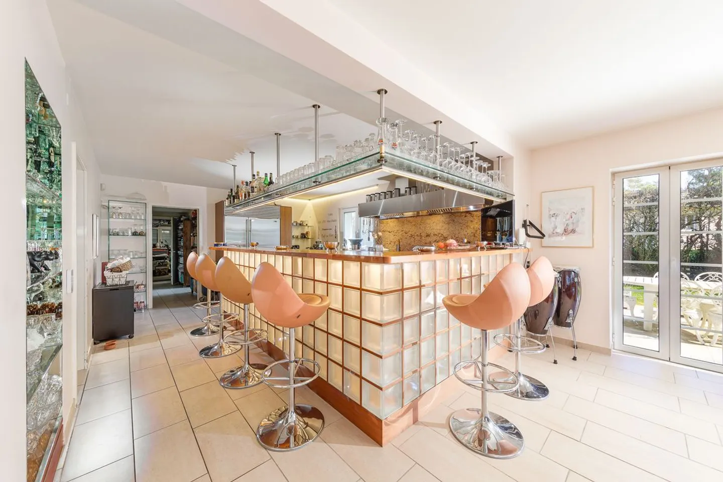 Magnificent individual villa in a residential area - Photo 10 of 13