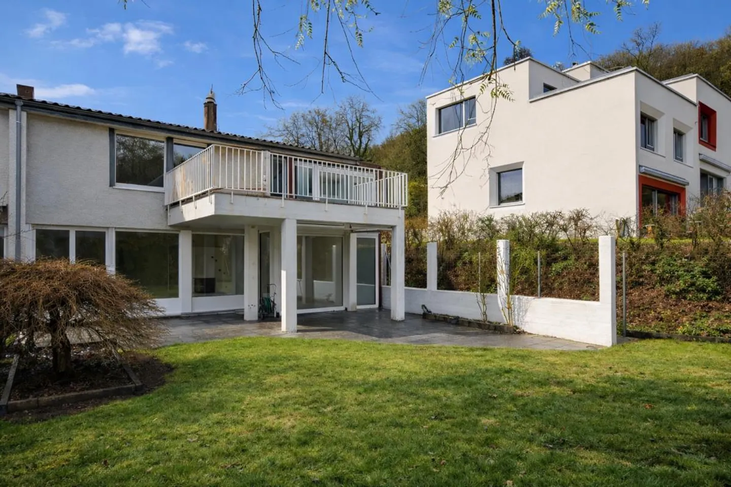 Grosszügiges Eckhaus mit Garten - Foto 1 von 14