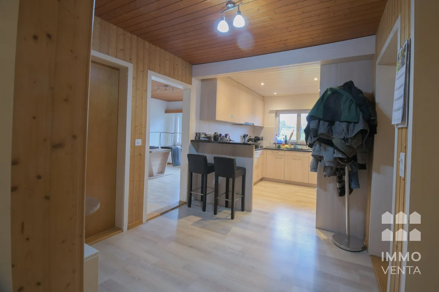 Charmante appartement 4 pièces avec balcon et belle vue à Schnottwil - Photo 3 sur 10