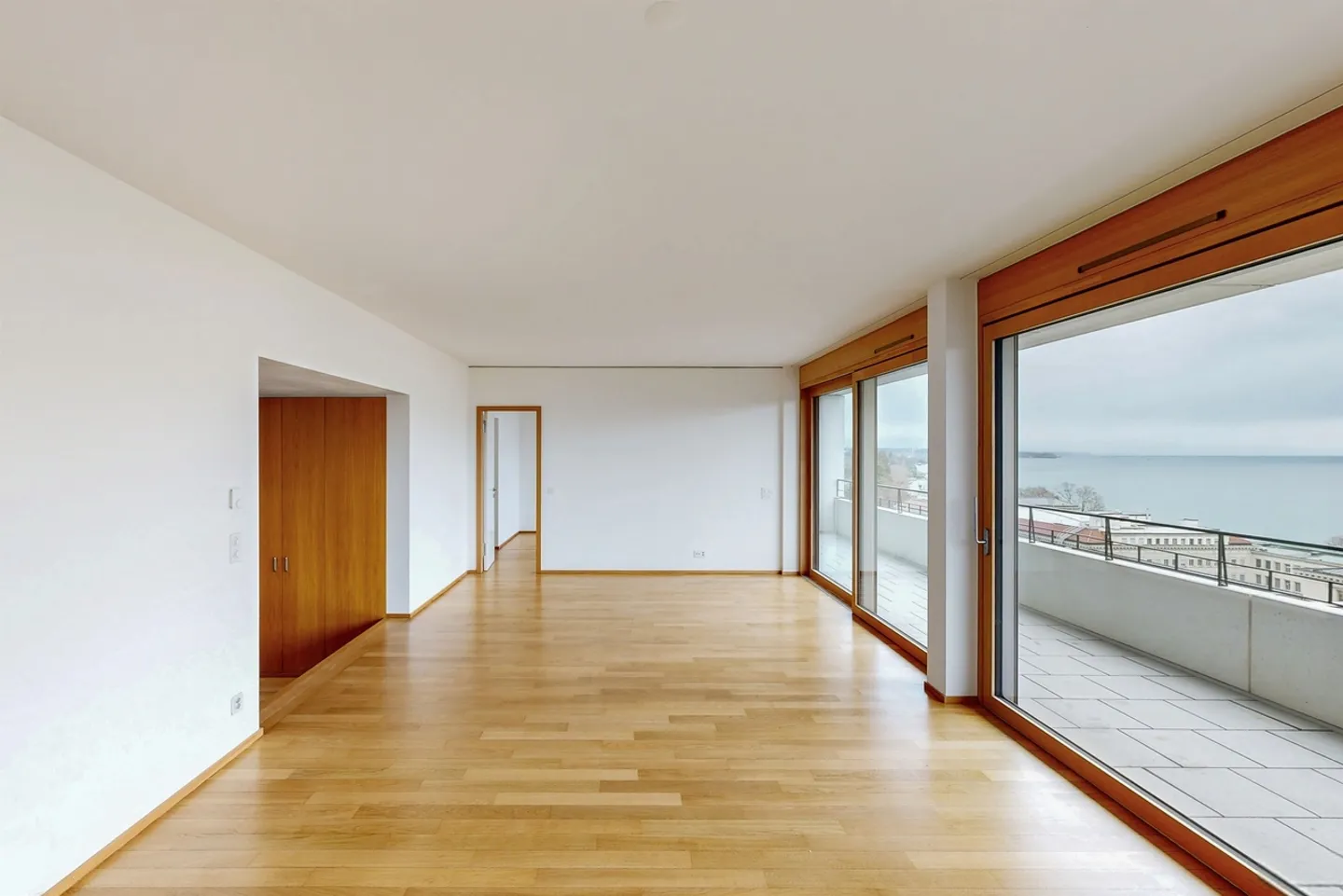 Spacious 6.5-room apartment on the 8th floor - Photo 4 of 13