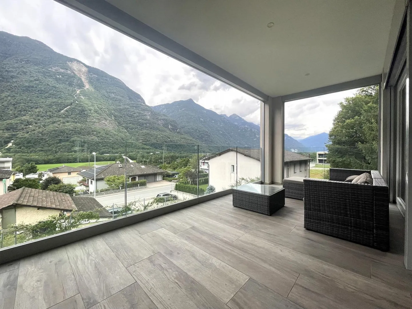 MODERNES UND NEUES 3.5 ZIMMER-APARTMENT MIT 2 PARKPLÄTZEN - Foto 1 von 11