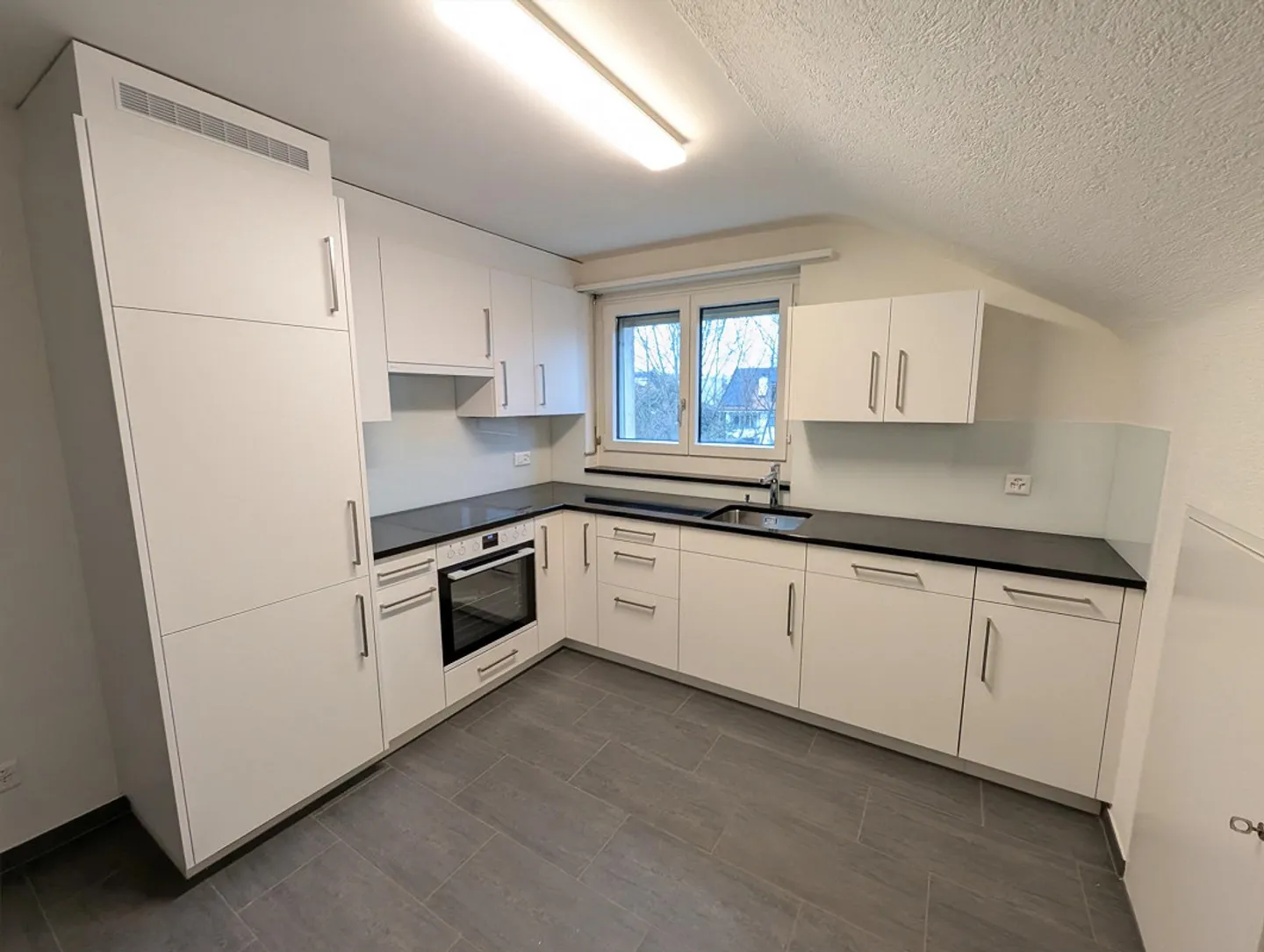 Partially renovated 2.5-room attic apartment - Photo 2 of 8
