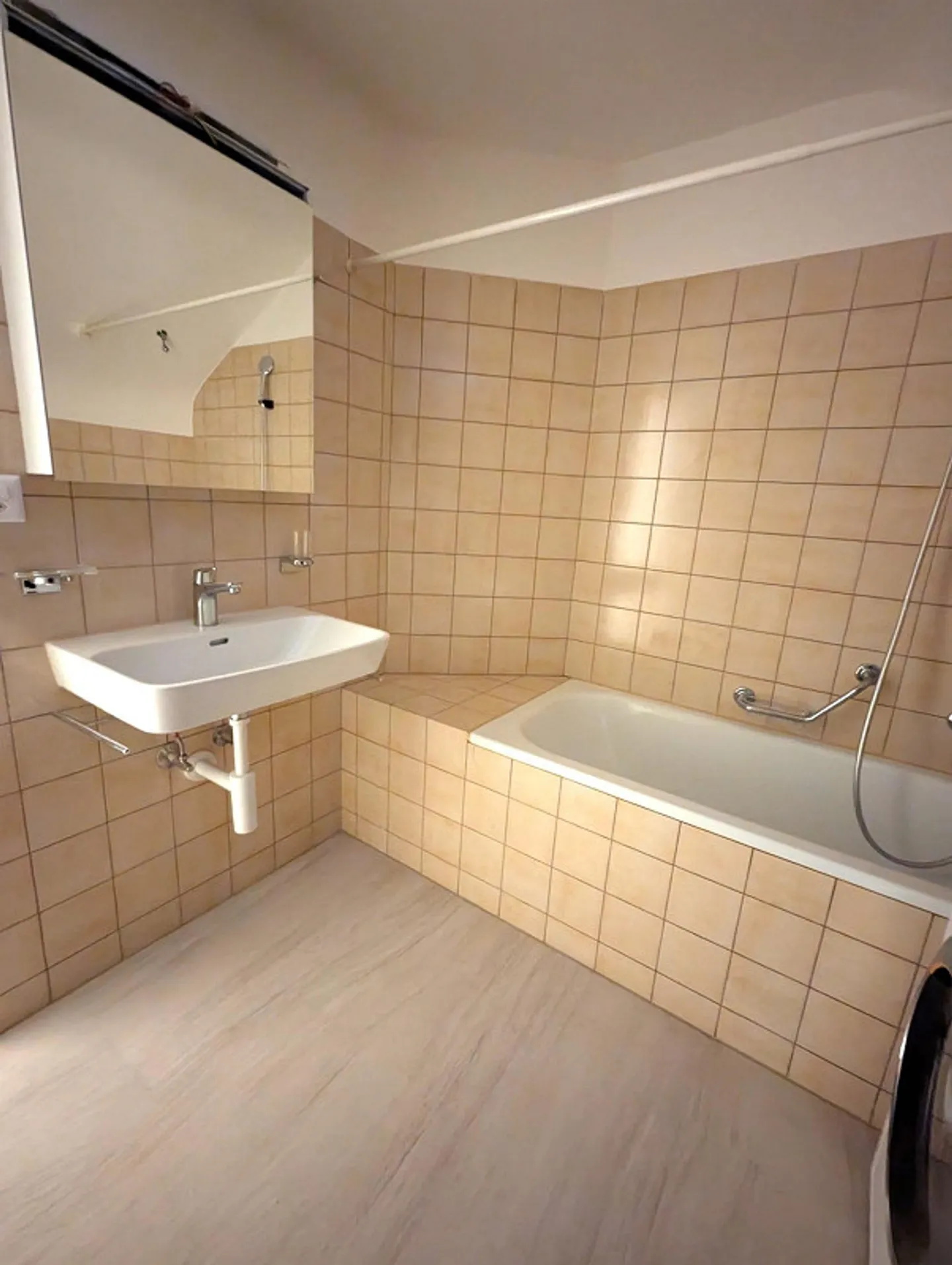 Partially renovated 2.5-room attic apartment - Photo 3 of 8