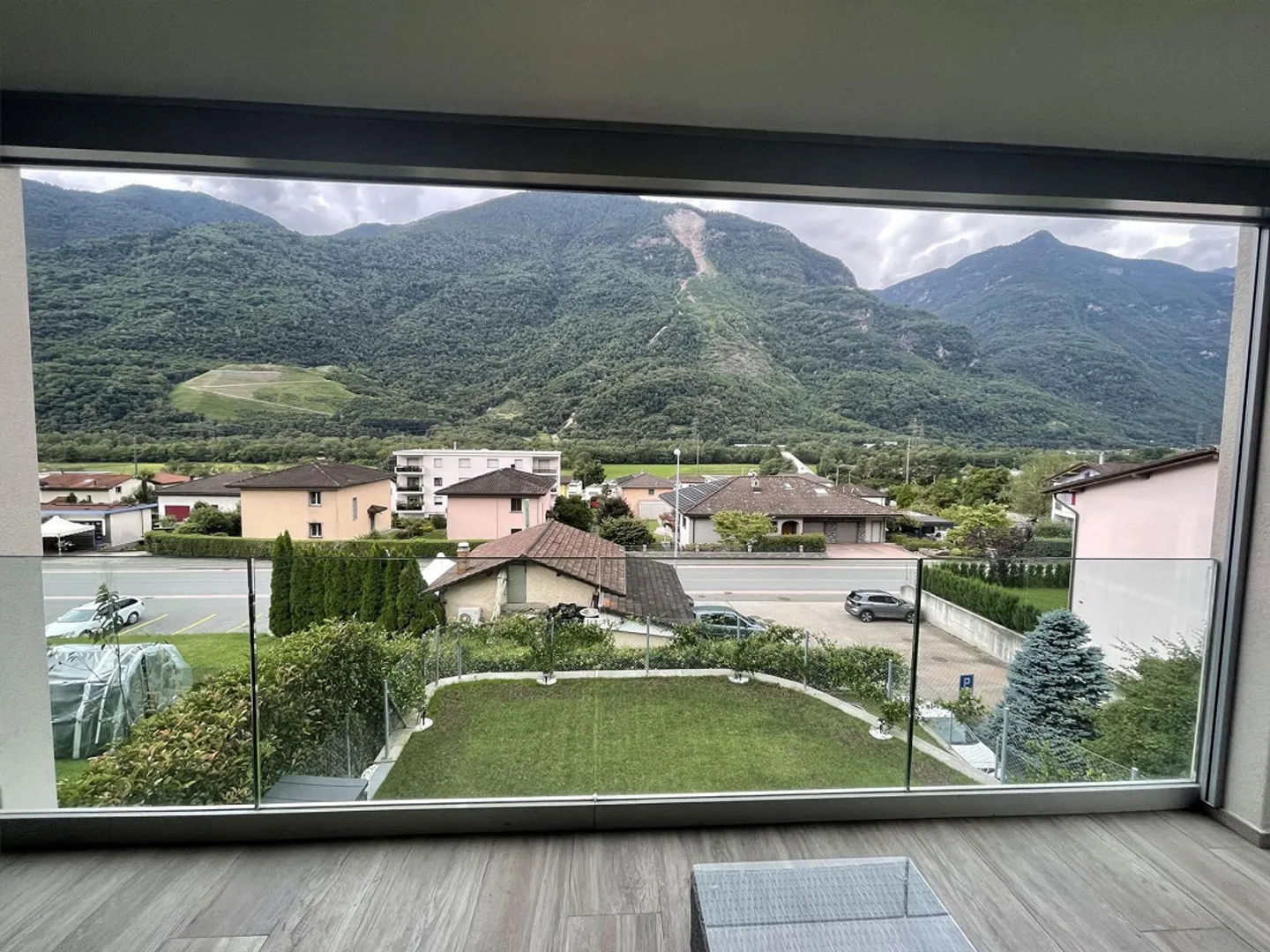 MODERNES UND NEUES 3.5 ZIMMER-APARTMENT MIT 2 PARKPLÄTZEN - Foto 11 von 11