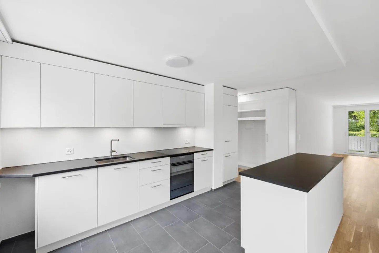 Appartement moderne de 5,5 pièces dans un emplacement central - Photo 2 sur 9