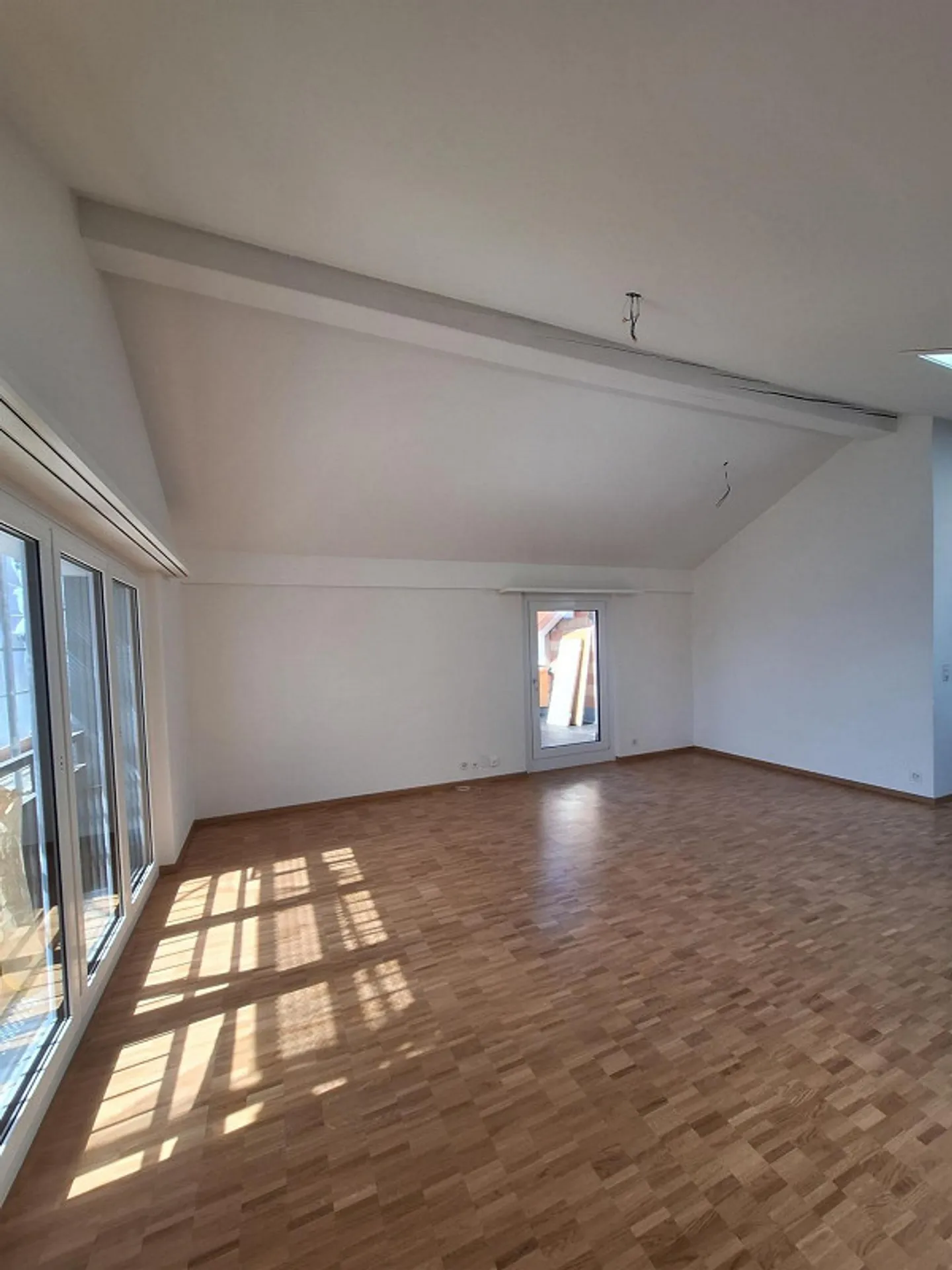 Attico ristrutturato con balcone - Foto 3 di 9