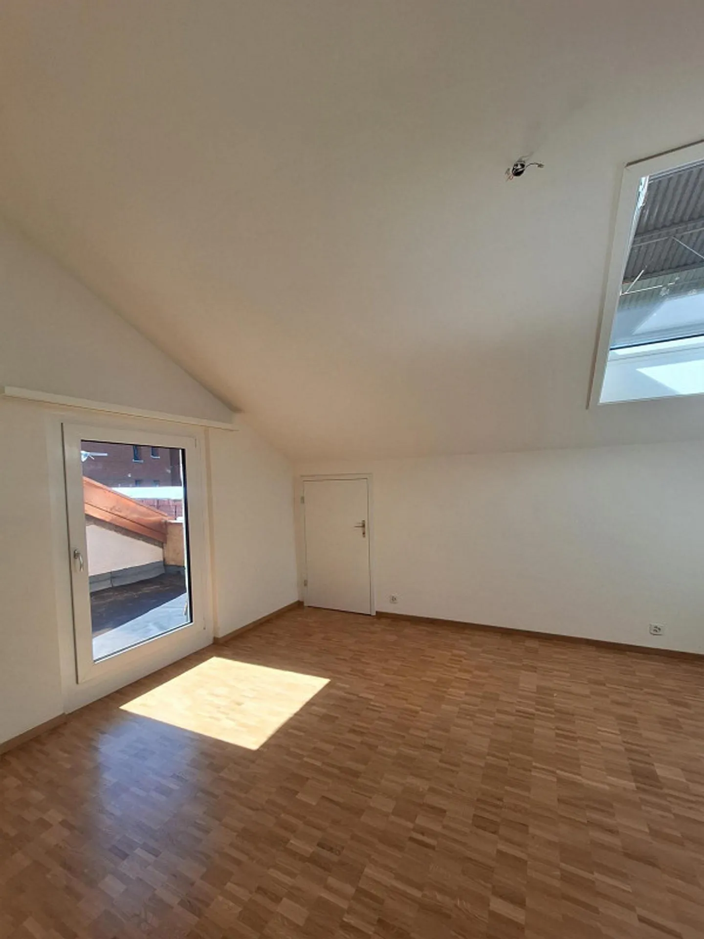 Attico ristrutturato con balcone - Foto 6 di 9