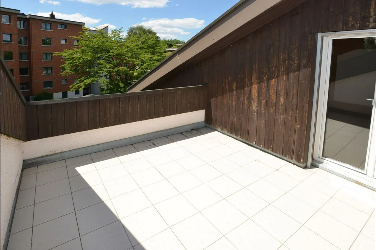 Attico ristrutturato con balcone - Foto 8 di 9