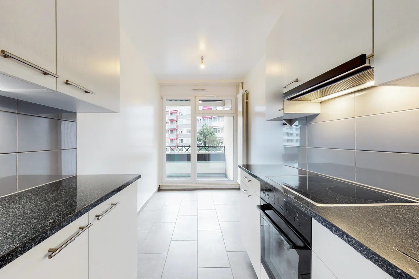 Beautiful apartment ideally located near the city center - Photo 2 of 8