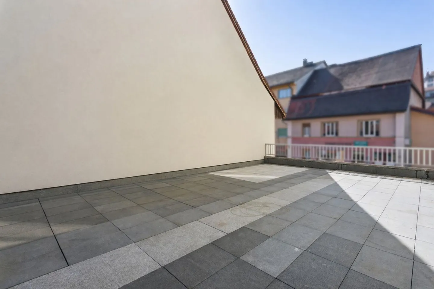 Ampio appartamento di 5,5 locali con terrazza di 60 m2 a Lucens - Foto 5 di 7