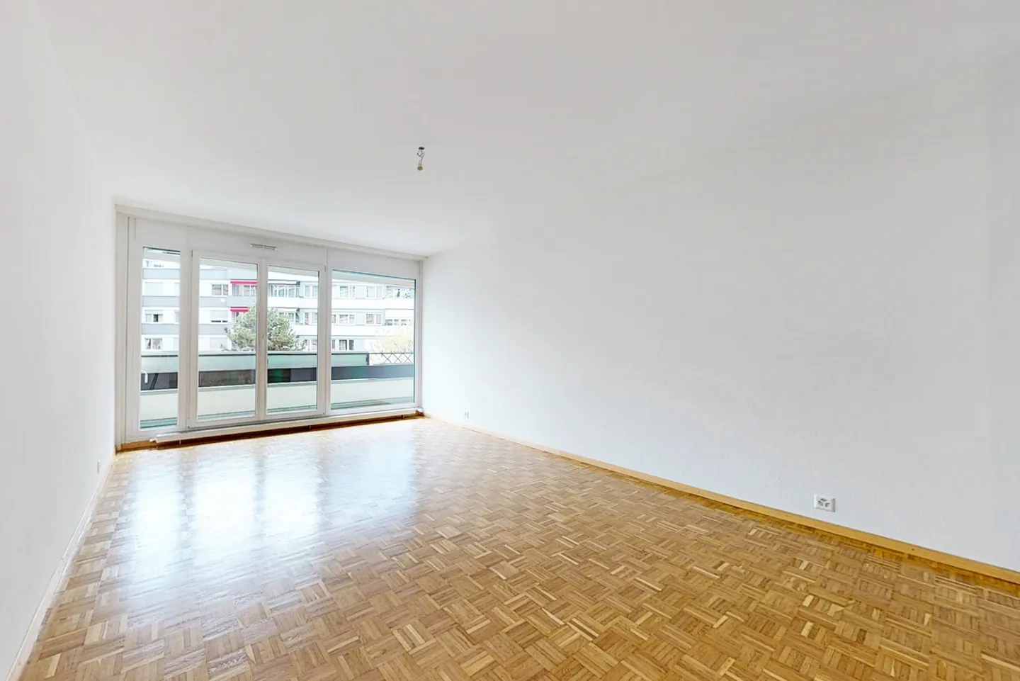 Beautiful apartment ideally located near the city center - Photo 3 of 8