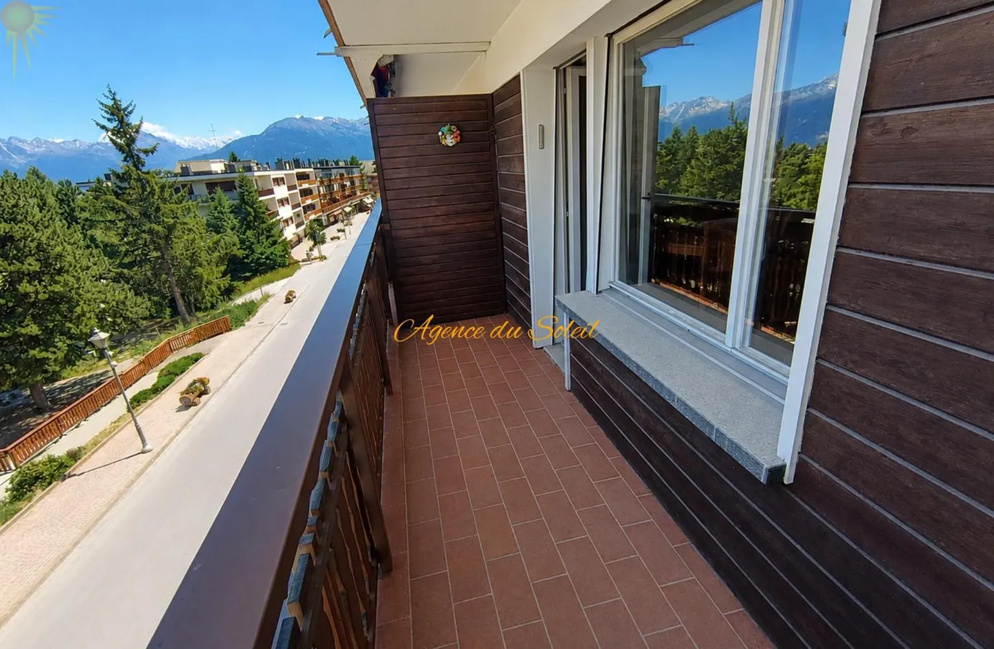 In the heart of Crans, spacious east-west facing 2.5 room apartment - Photo 2 of 13