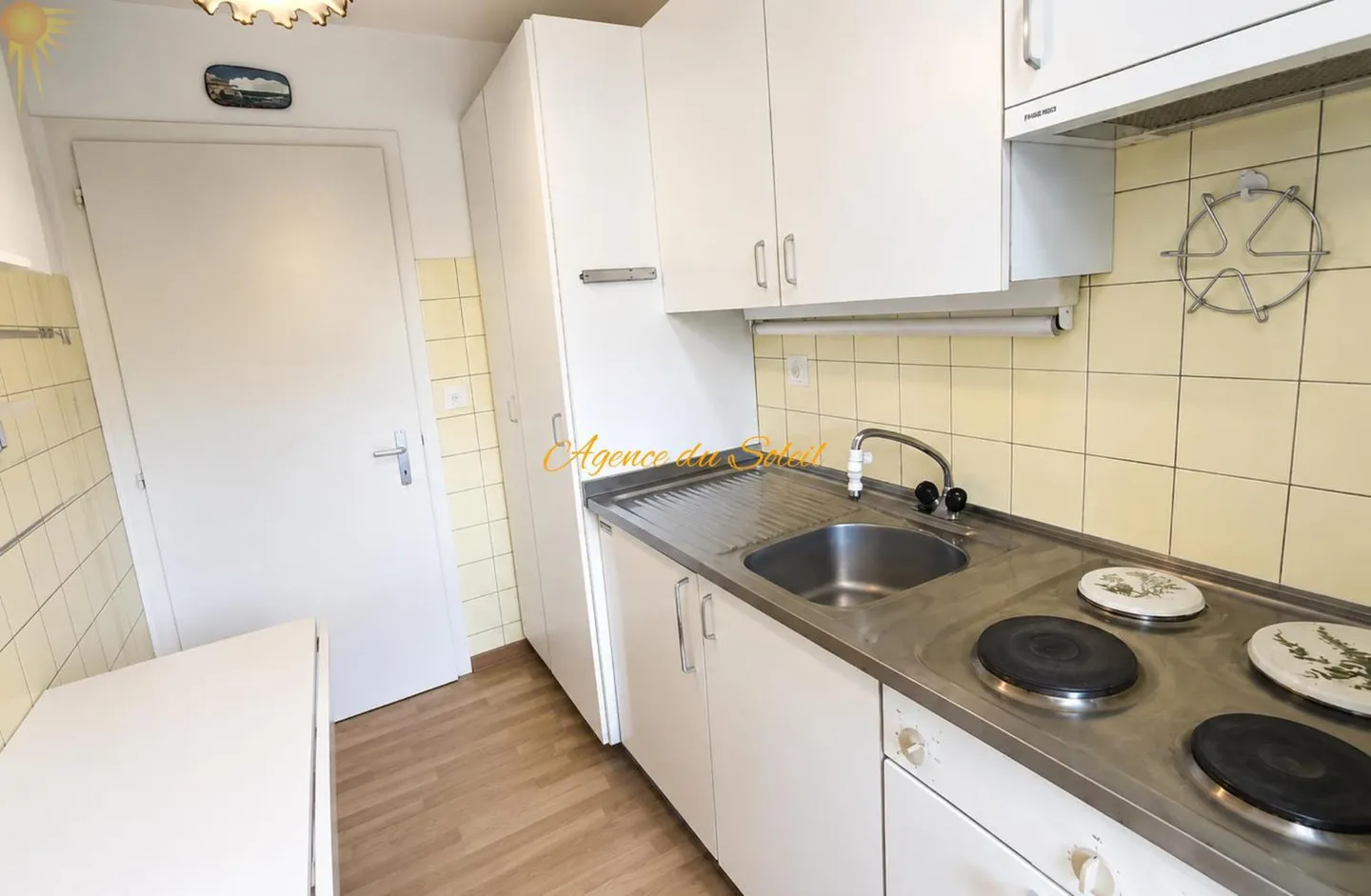In the heart of Crans, spacious east-west facing 2.5 room apartment - Photo 4 of 13